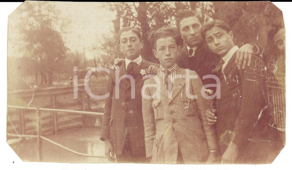 Fotografia d epoca originale 1920 ALESSANDRIA Ritratto di giovani amici sul canale CARLO ALBERTO Foto 1