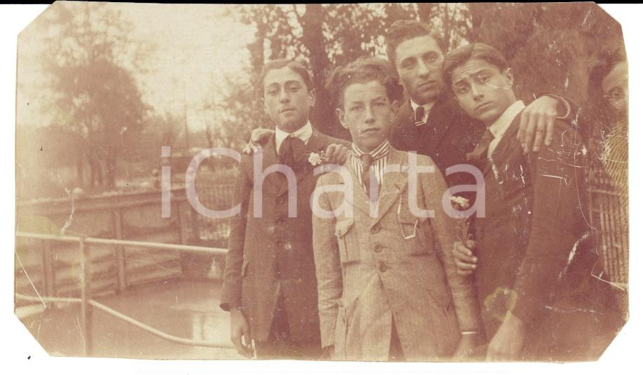 Fotografia d epoca originale 1920 ALESSANDRIA Ritratto di giovani amici sul canale CARLO ALBERTO Foto 1