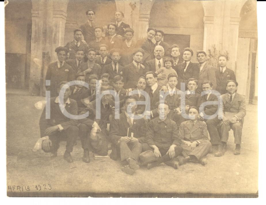 Fotografia d epoca originale 1923 ALESSANDRIA Studenti classi prime con il prof. ROCCO e bambina Foto 1