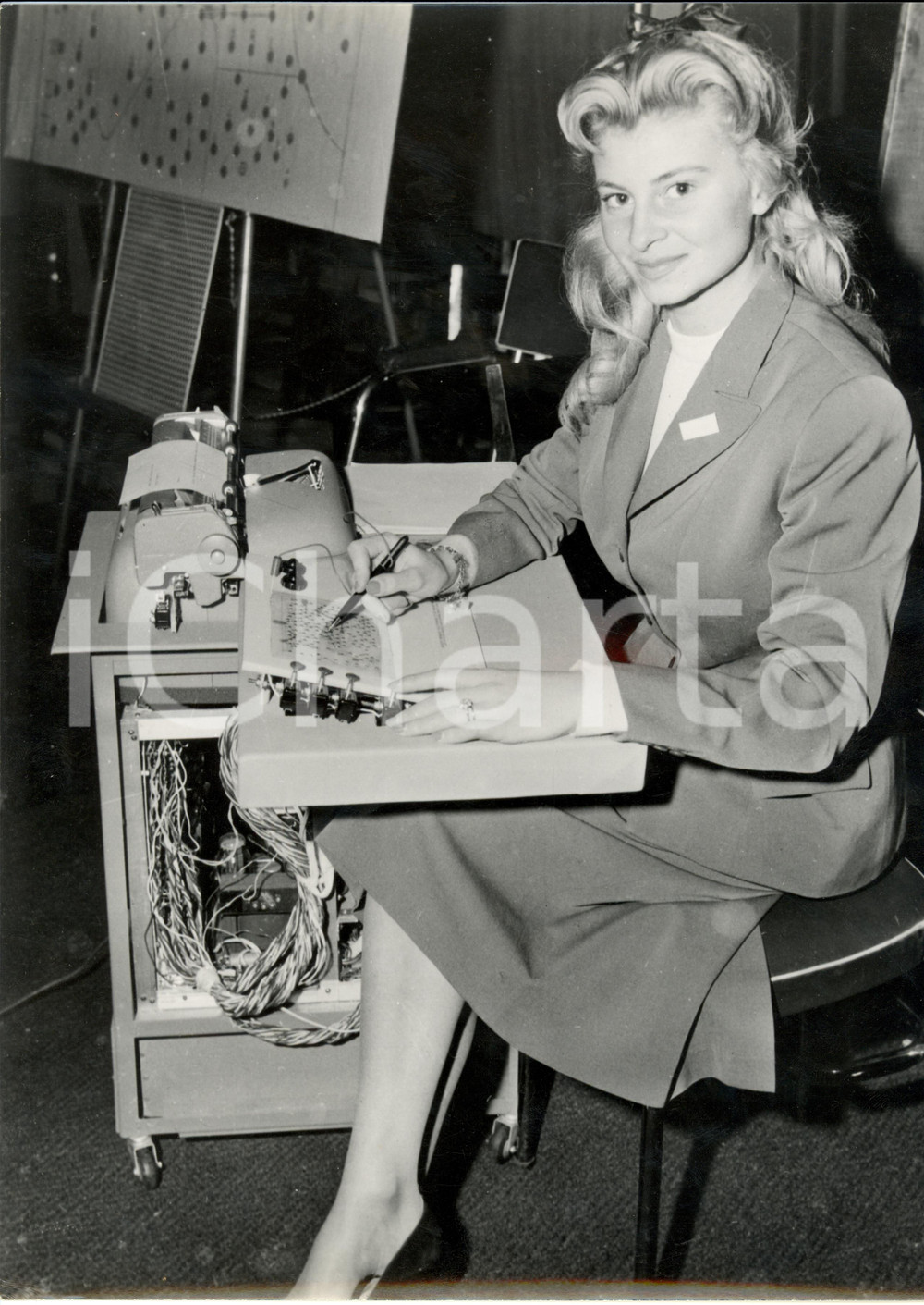 Fotografia d epoca originale 1970 ca BRUXELLES ? Dattilografa con sistema touch screen ante litteram? PHOTO 1
