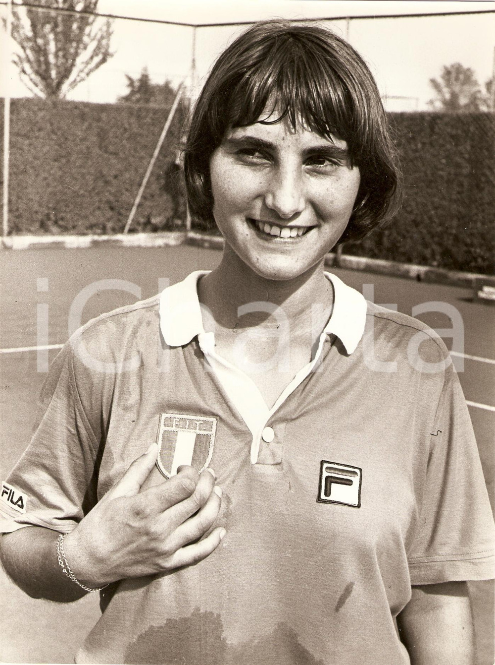 Fotografia d epoca originale 1981 REGGIO EMILIA Campionati Italiani TENNIS Wanita NESTI mostra stemma F.I.T. 1
