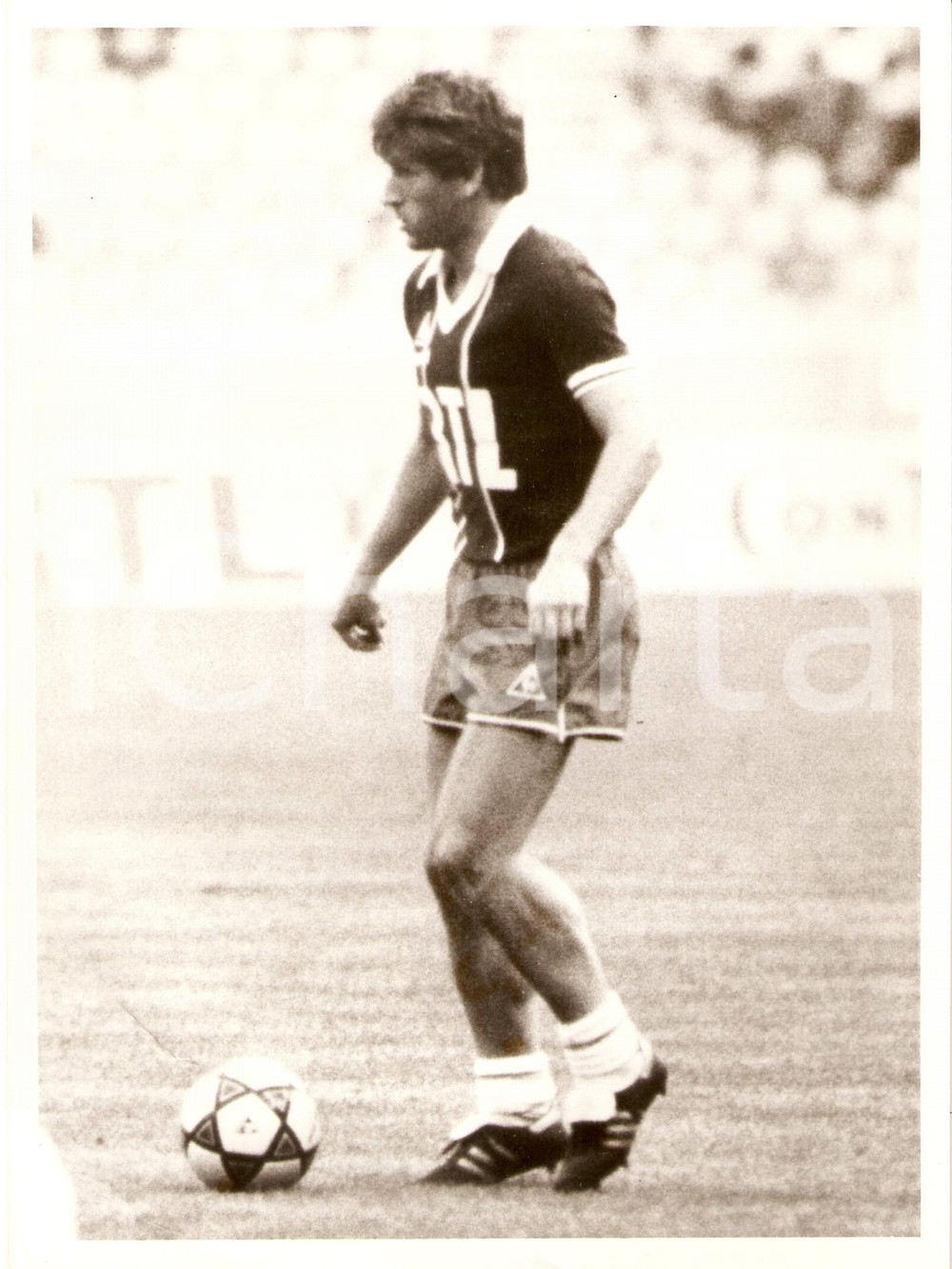 Fotografia d epoca originale 1981 FRANCIA Calcio PARIS SAINTGERMAIN Safet SUSIC in campo Fotografia 1