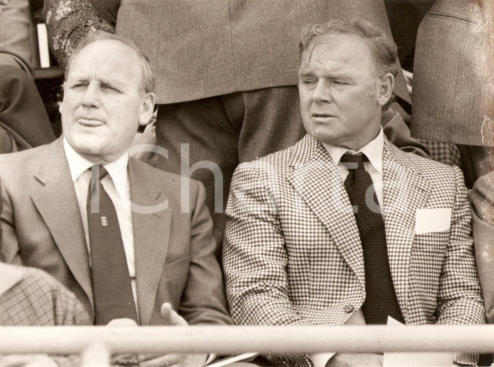 Fotografia d epoca originale 1980 ca CALCIO Mondiali Allenatori Ron GREENWOOD Laszlo KUBALA in tribuna Foto 1
