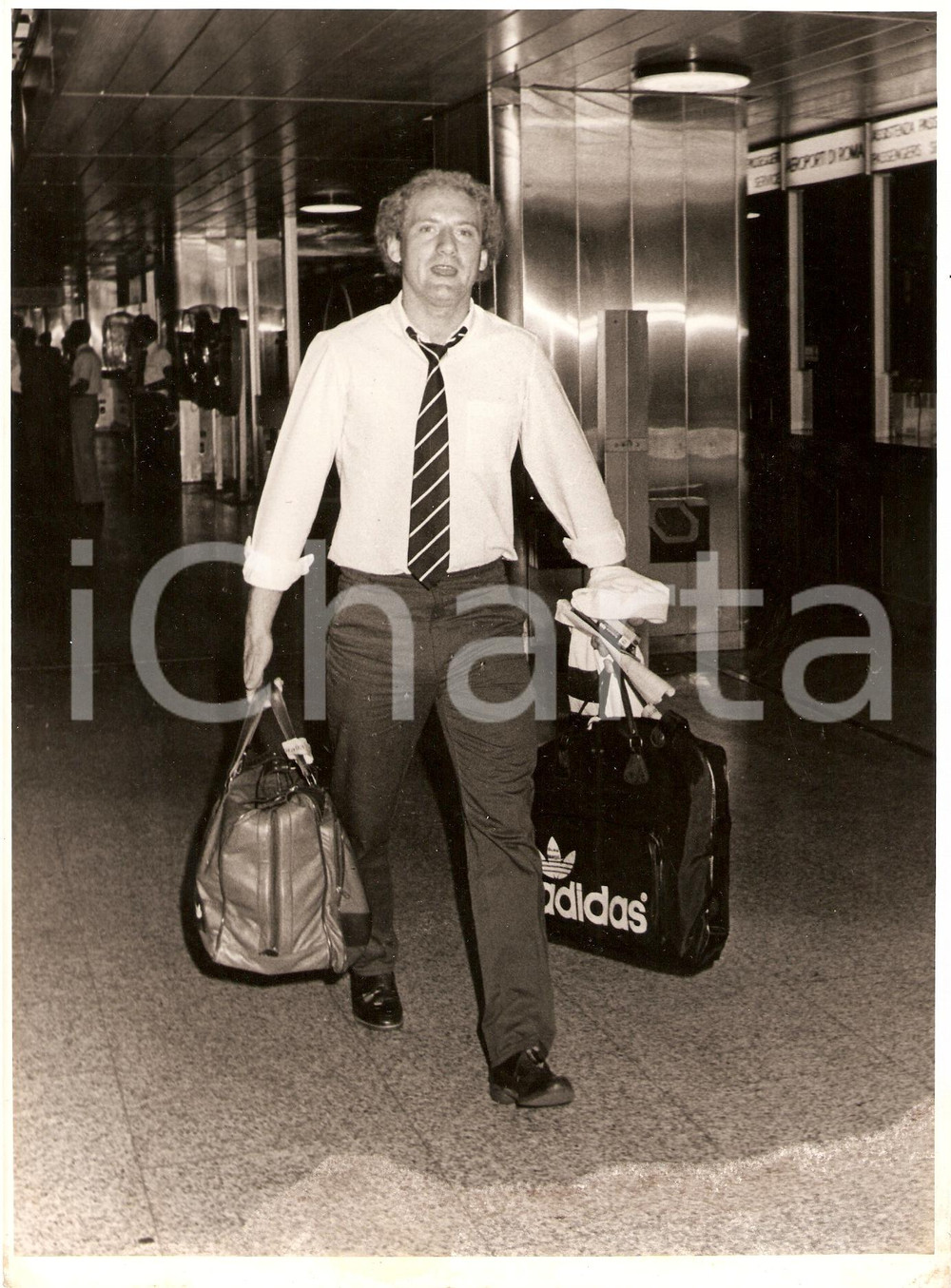 Fotografia d epoca originale 1980 ca IPSWICH TOWN F.C. Calcio Alan BRAZIL arriva in aeroporto Fotografia 1