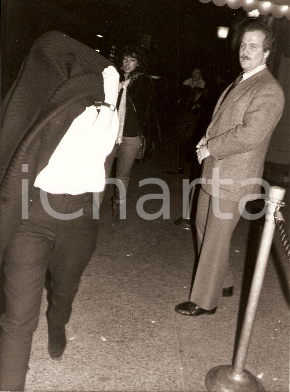 Fotografia d epoca originale 1980 TENNIS Lisa CANAS fidanzata Guillermo VILAS si nasconde dai PAPARAZZI Foto 1