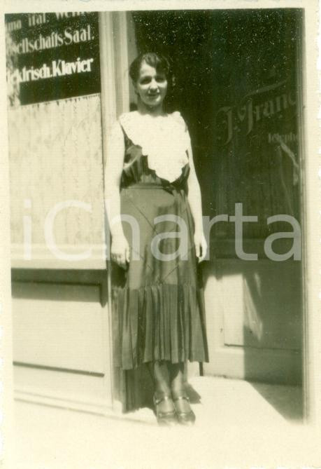 Fotografia d epoca originale 1940 ca GERMANIA Giovane donna su soglia negozio pianoforti elettrici 6 x 8 cm 1