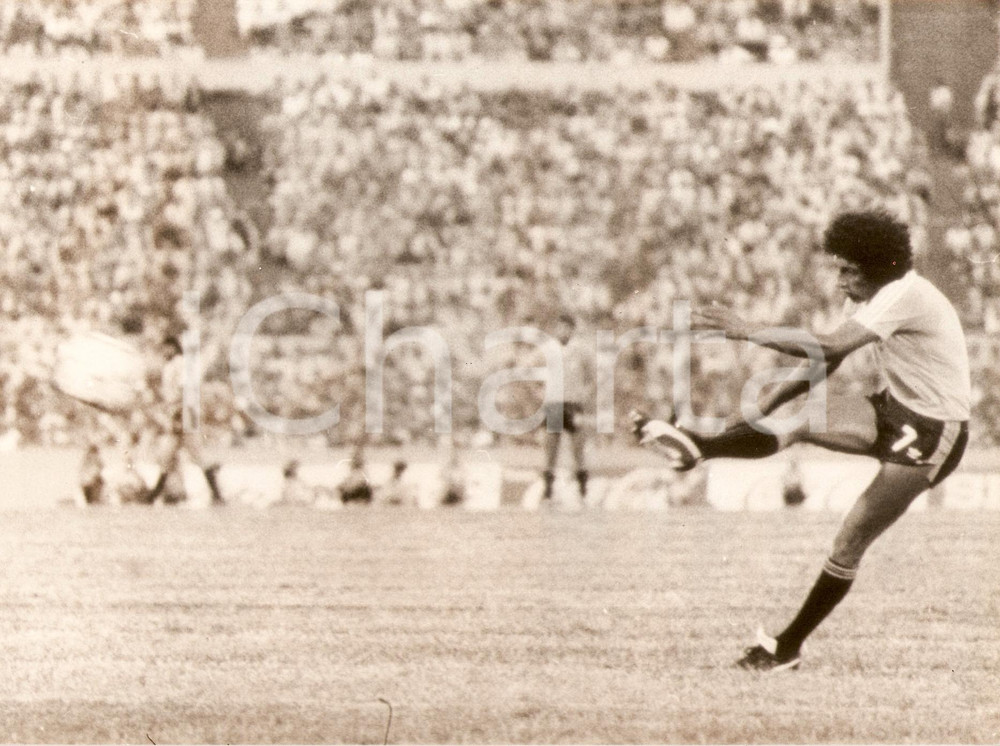 Fotografia d epoca originale 1980 MUNDIALITO Calcio ITALIA  URUGUAY Venancio RAMOS tira in porta Fotografia 1