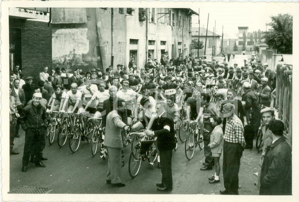 Fotografia d epoca originale 1961 OSPITALETTO DI CORMANO Ciclisti GS BOSISIO aprono I COPPA ACI Combattenti 1