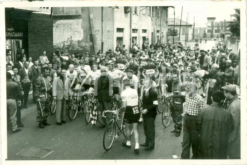 Fotografia d epoca originale 1961 OSPITALETTO DI CORMANO Ciclisti GS BOSISIO partenza I COPPA ACI Combattenti 1