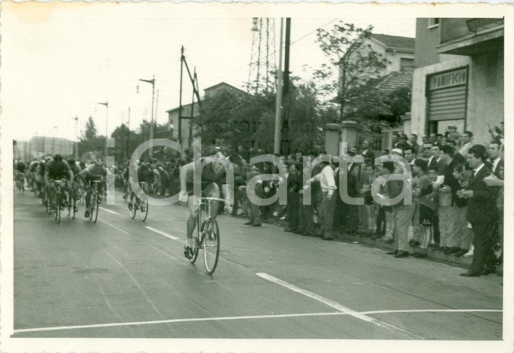 Fotografia d epoca originale 1961 OSPITALETTO DI CORMANO I Coppa ACI Combattenti Reduci Ciclista al traguardo 1