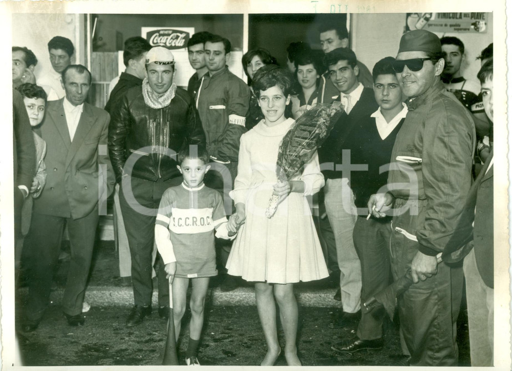 Fotografia d epoca originale 1961 OSPITALETTO DI CORMANO Vinicola PIAVE Fratelli TOMBACCO Coppa Ciclismo ACI 1