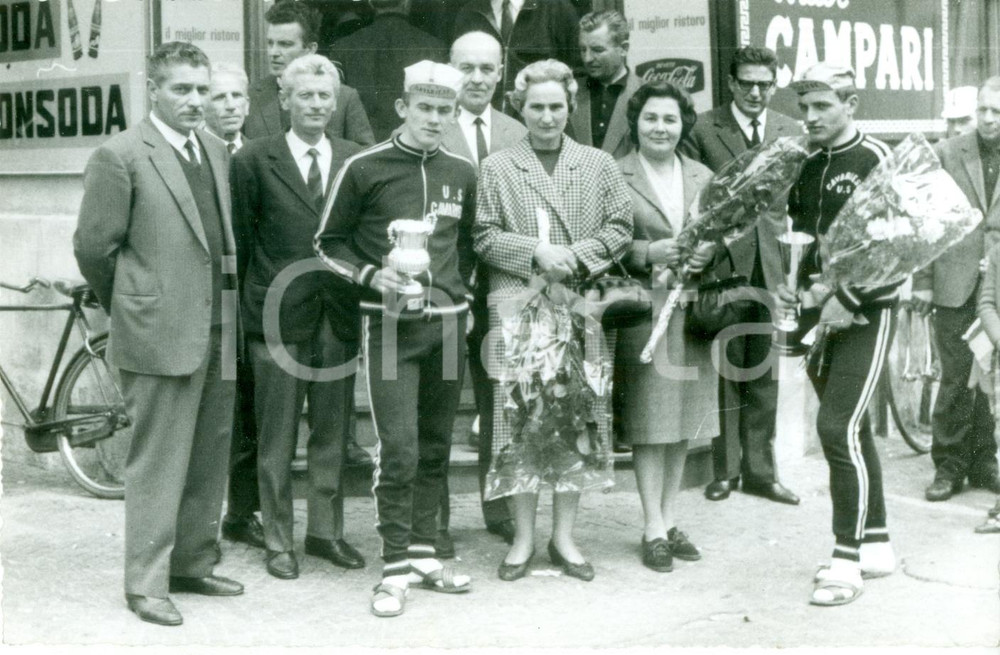 Fotografia d epoca originale 1966 MILANO Squadra U.S. CAVARIESE vince gara ciclistica FOTOGRAFIA 1