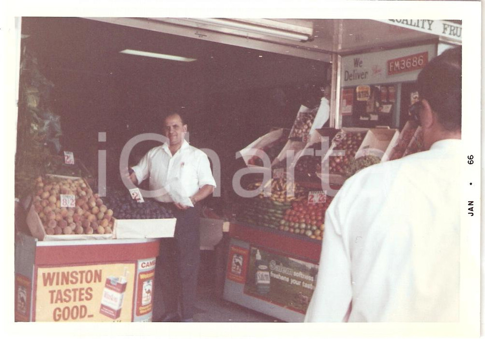 Fotografia d epoca originale 1966 TEXAS USA Jack PAINO & son Quality fruit at the marketplace Photo 1