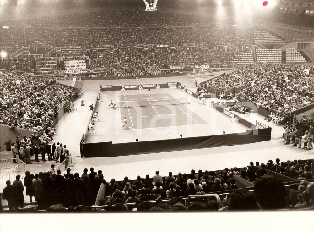 Fotografia d epoca originale 1978 MILANO Palasport San Siro RAMAZZOTTI TENNIS CUP Sponsor LACOSTE Panoramica 1