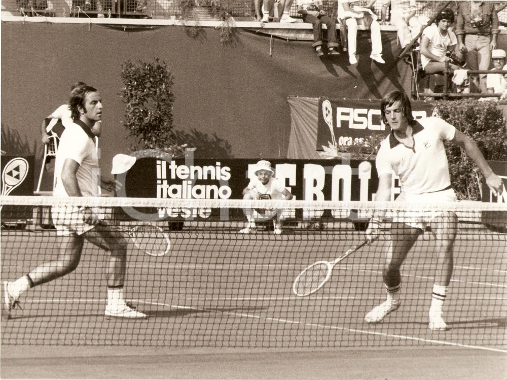 Fotografia d epoca originale 1980 circa TENNIS Adriano PANATTA Paolo BERTOLUCCI Sponsor LEBOLE Fotografia 1
