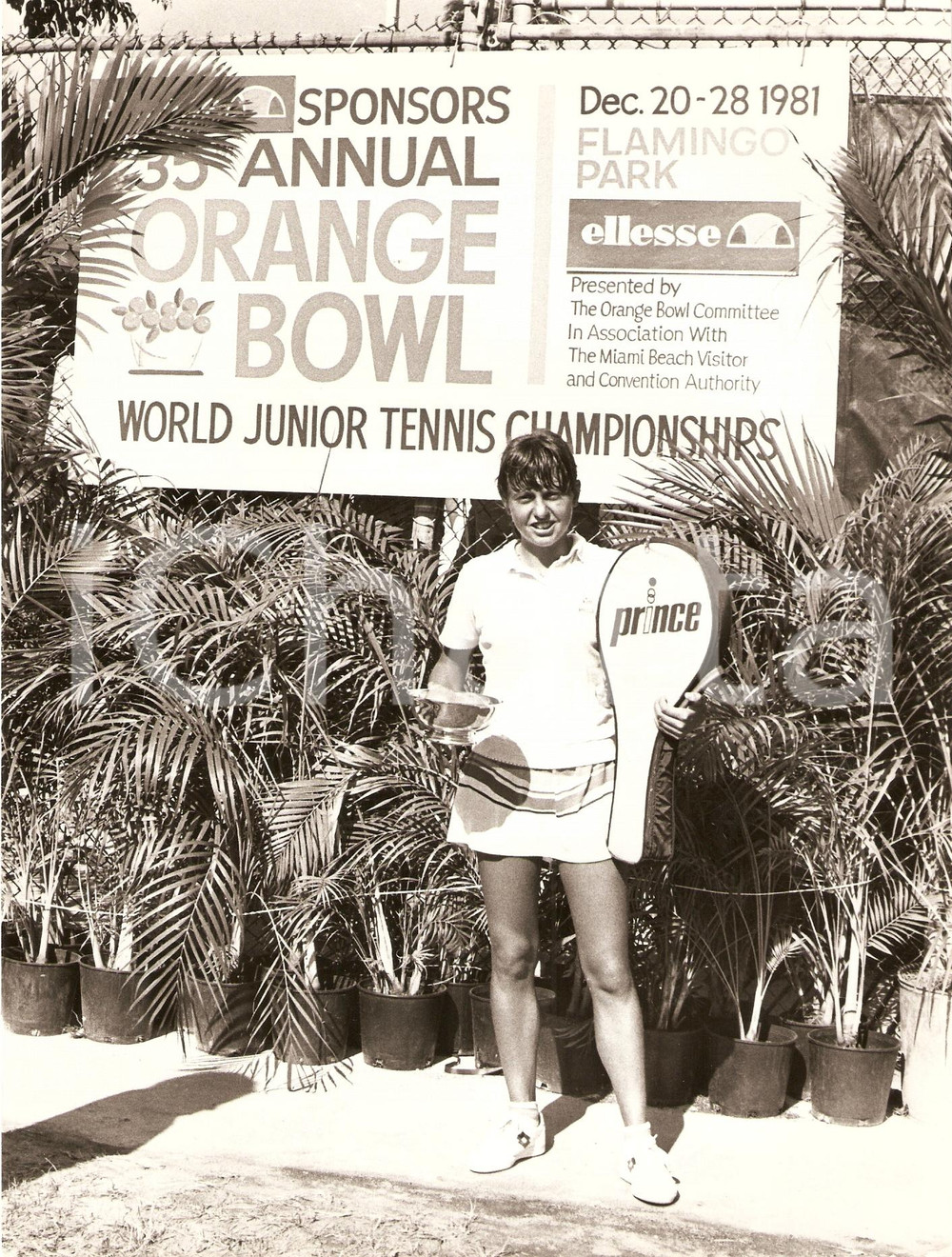 Fotografia d epoca originale 1981 ORANGE BOWL Torneo Juniores Raffaella REGGI dopo vittoria Racchette PRINCE 1