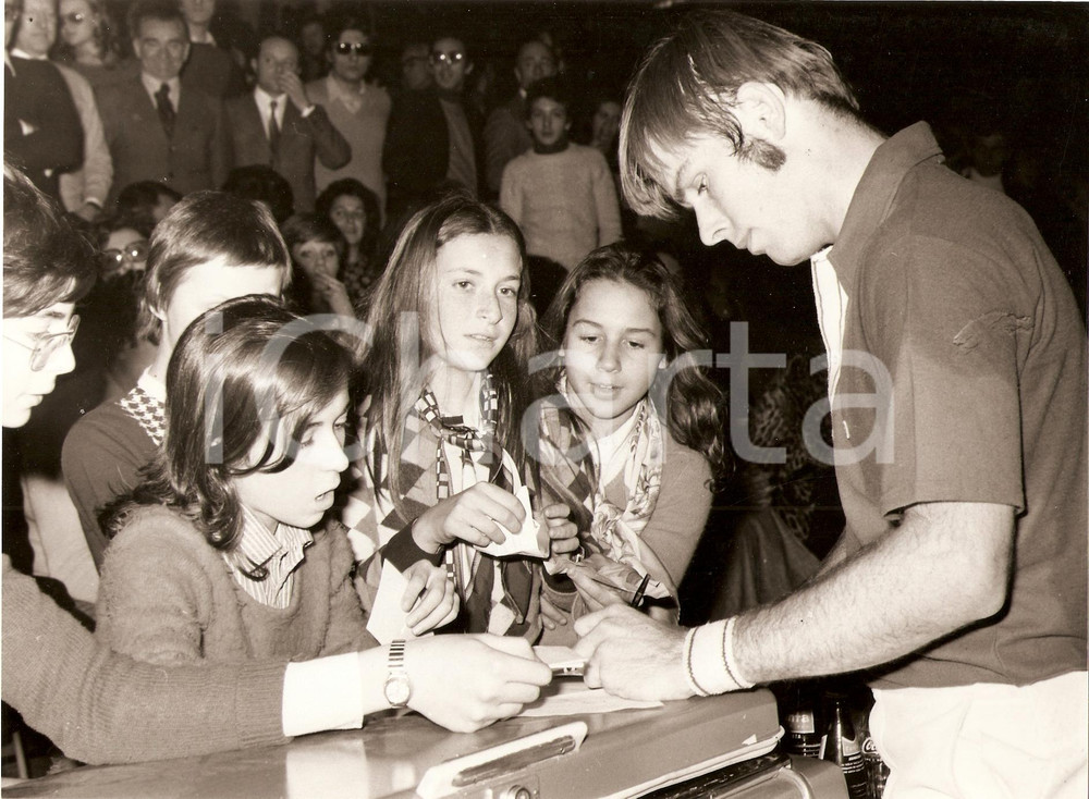 Fotografia d epoca originale 1980 ca MILANO Tennis Roscoe TANNER forma autografi alle fans Fotografia 1