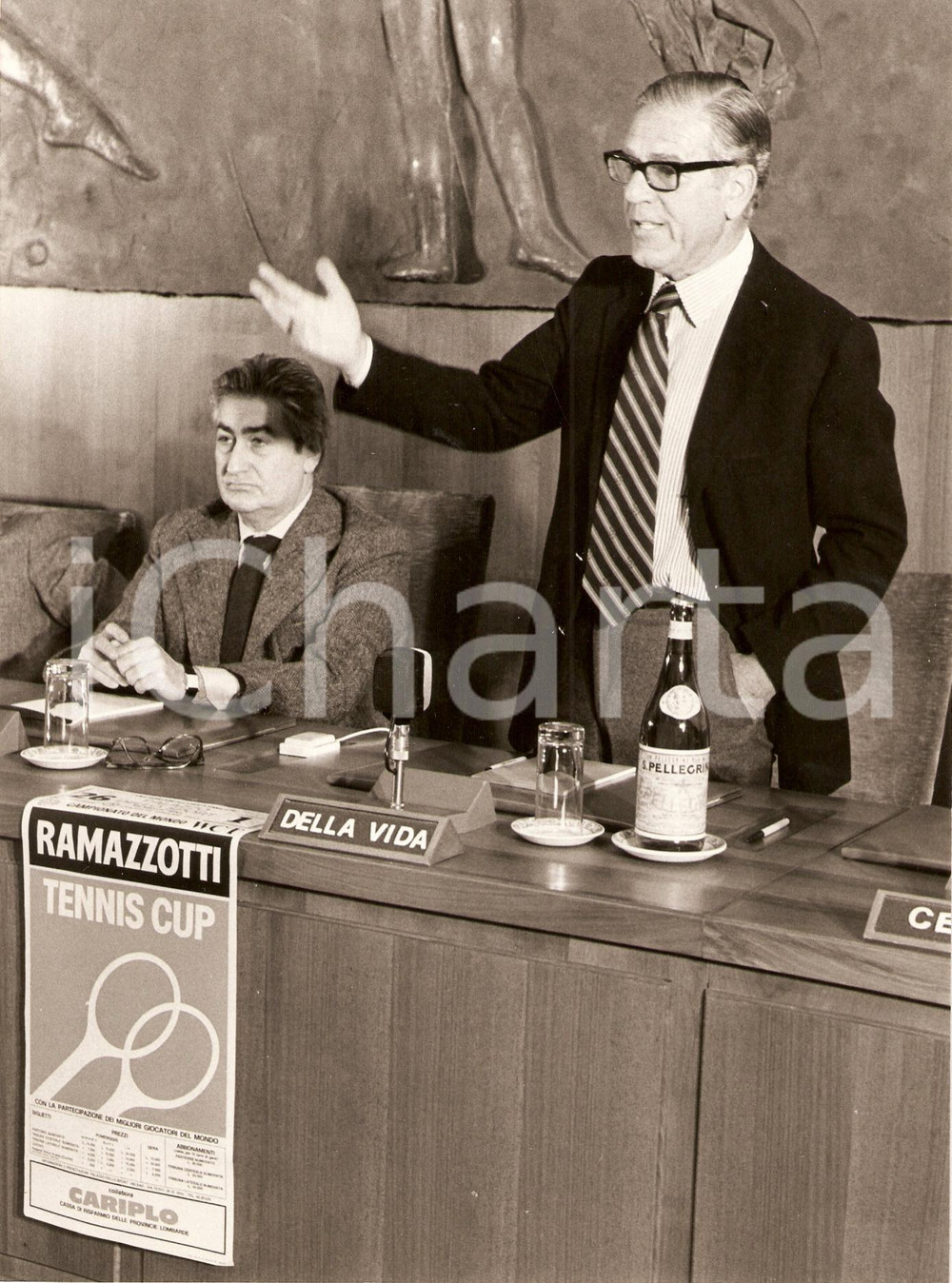 Fotografia d epoca originale 1978 MILANO Carlo DELLA VIDA presenta RAMAZZOTTI CUP Acqua SAN PELLEGRINO Foto 1