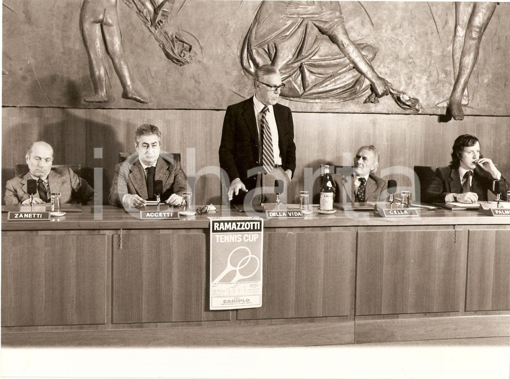 Fotografia d epoca originale 1980 MILANO Tennis RAMAZZOTTI CUP Carlo DELLA VIDA presenta trofeo Città Milano 1