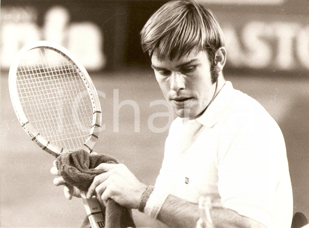 Fotografia d epoca originale 1980 ca STATI UNITI Tennis Roscoe TANNER pulisce la racchetta Fotografia 1