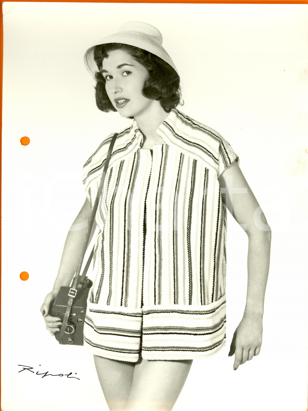 Fotografia d epoca originale 1960 ca MILANO MODA Modella esploratrice in posa sul set Foto RIPOLI VINTAGE 1