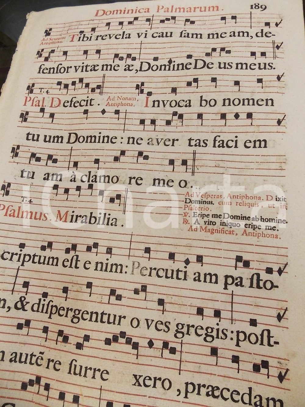 Libro, pubblicazione d epoca 1700 ca ANTIFONARIO ROMANO Pagina canti in rosso e in nero per Domenica PALME 1