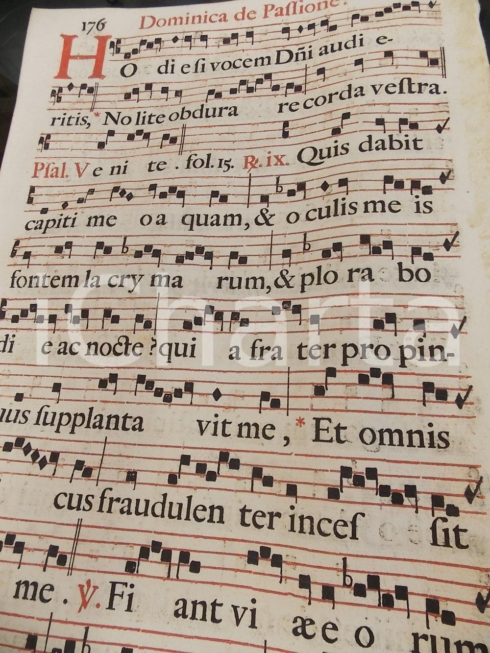 Libro, pubblicazione d epoca 1700 ca ANTIFONARIO ROMANO Pagina canti in rosso e nero Domenica di PASSIONE 1