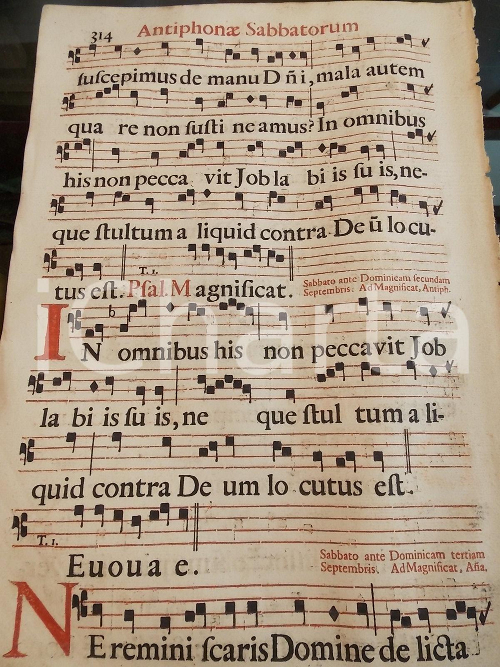 Libro, pubblicazione d epoca 1700 ca ANTIFONARIO ROMANO Pagina canti in rosso e nero Antifone per SABATO 1