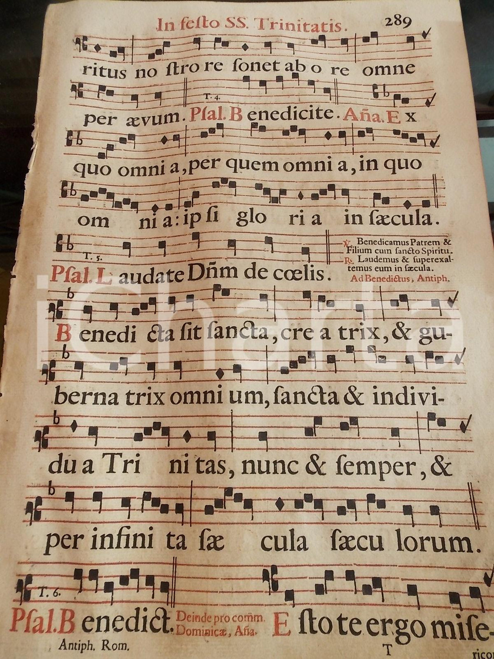 Libro, pubblicazione d epoca 1700 ca ANTIFONARIO ROMANO Pagina canti rosso e nero Giorno SANTISSIMA TRINITA 1