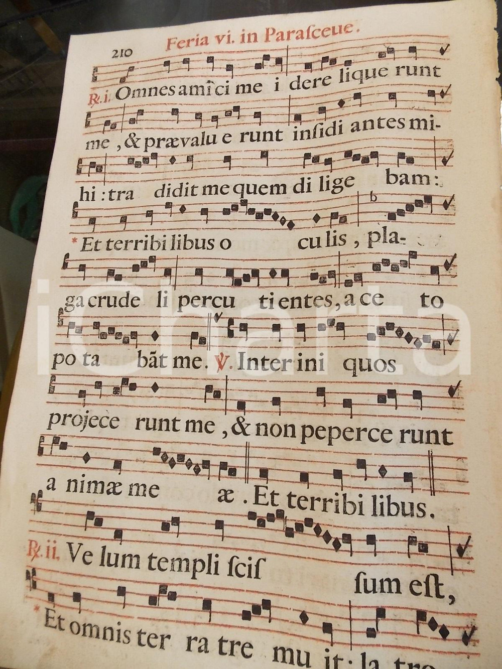 Libro, pubblicazione d epoca 1700 ca ANTIFONARIO ROMANO Pagina con canti in rosso e nero Sesta di PARASCEVE 1