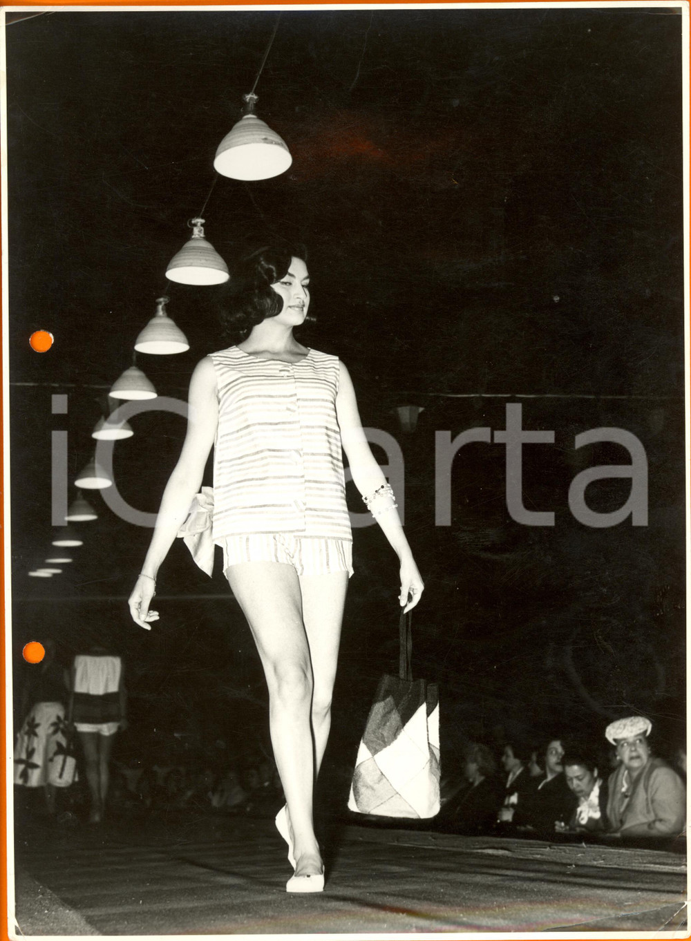 Fotografia d epoca originale 1960 ca FIRENZE MODA Modella in costume da bagno durante sfilata Foto VINTAGE 1