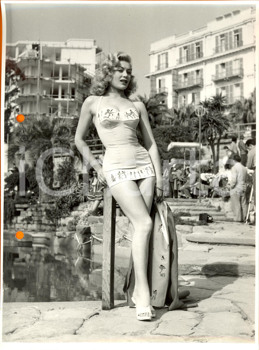 Fotografia d epoca originale 1960 ca LIGURIA? MODA Modella posa con costume egizio Fotografia VINTAGE 1