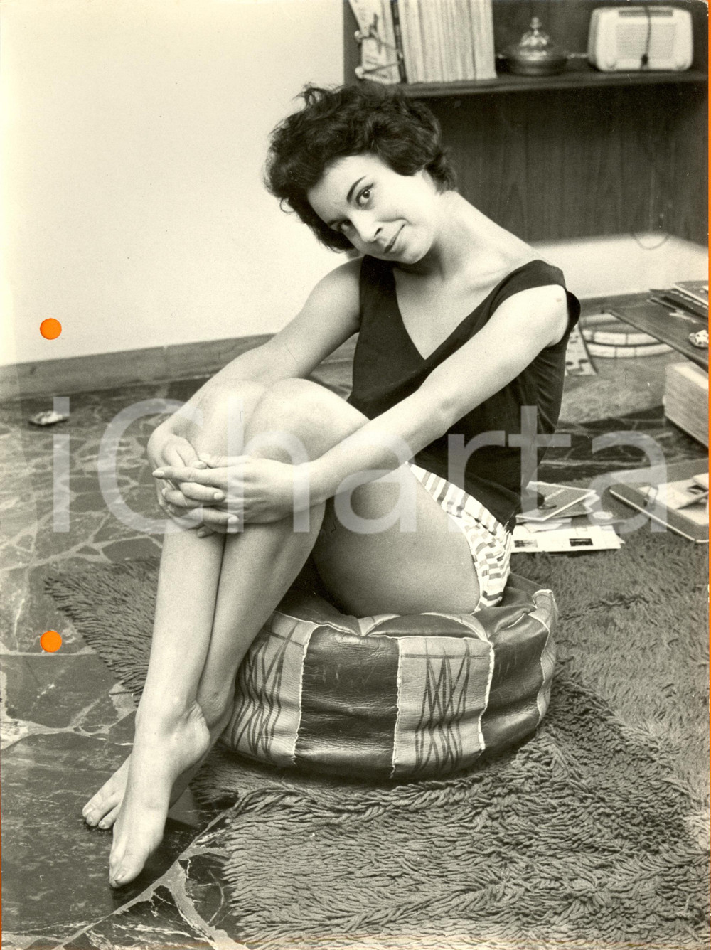 Fotografia d epoca originale 1960 ca MILANO MODA Modella scalza posa su un pouffe Fotografia VINTAGE 1