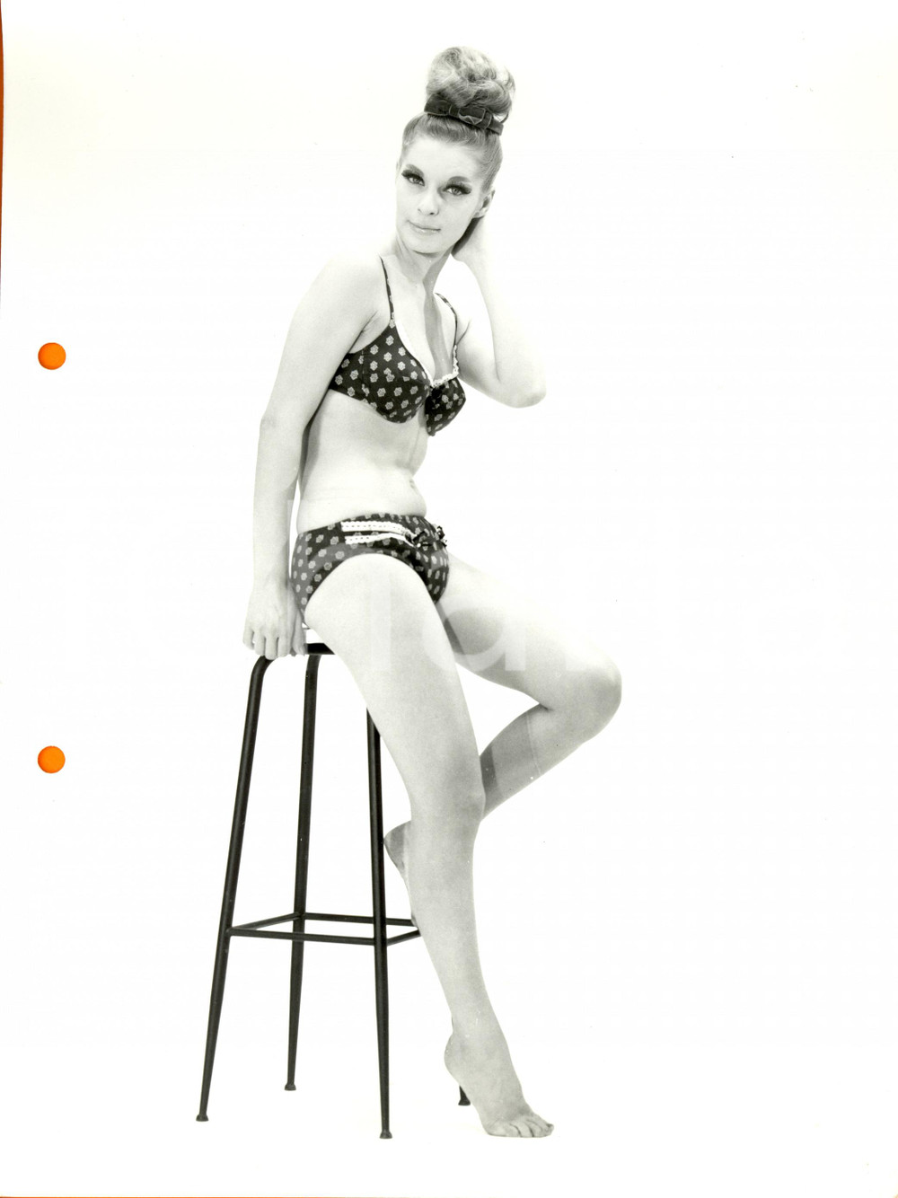 Fotografia d epoca originale 1960 ca MILANO MODA  Modella scalza in bikini e chignon Fotografia VINTAGE 1