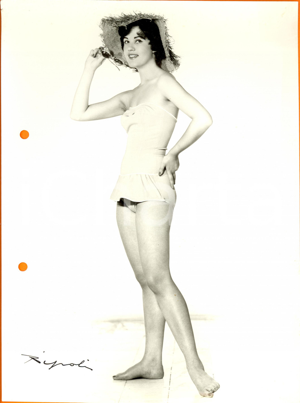 Fotografia d epoca originale 1960 ca MILANO MODA  Modella scalza in costume e cappello paglia Foto VINTAGE 1