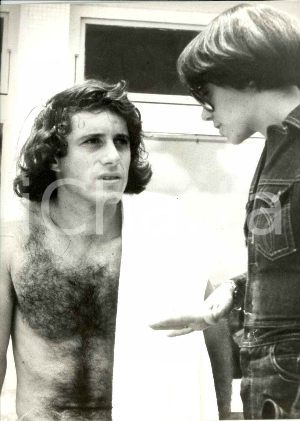 Fotografia d epoca originale 1977 TENNIS Guillermo VILAS a petto nudo parla con fidanzata Gabriella Foto 1