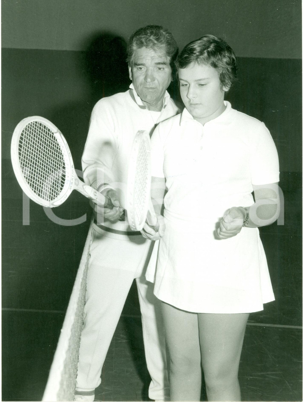 Fotografia d epoca originale 1975 ca MILANO Tennis Gianni CUCELLI istruisce giovane allieva Fotografia 1