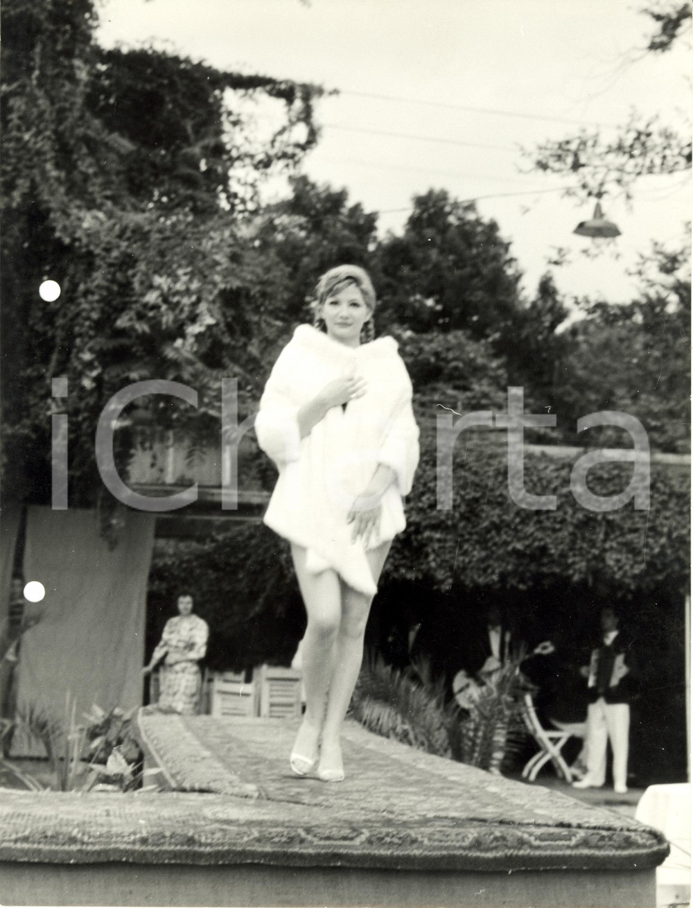 Fotografia d epoca originale 1960 ca MILANO MODA Modella sfila con pelliccia bianca Fotografia VINTAGE 1