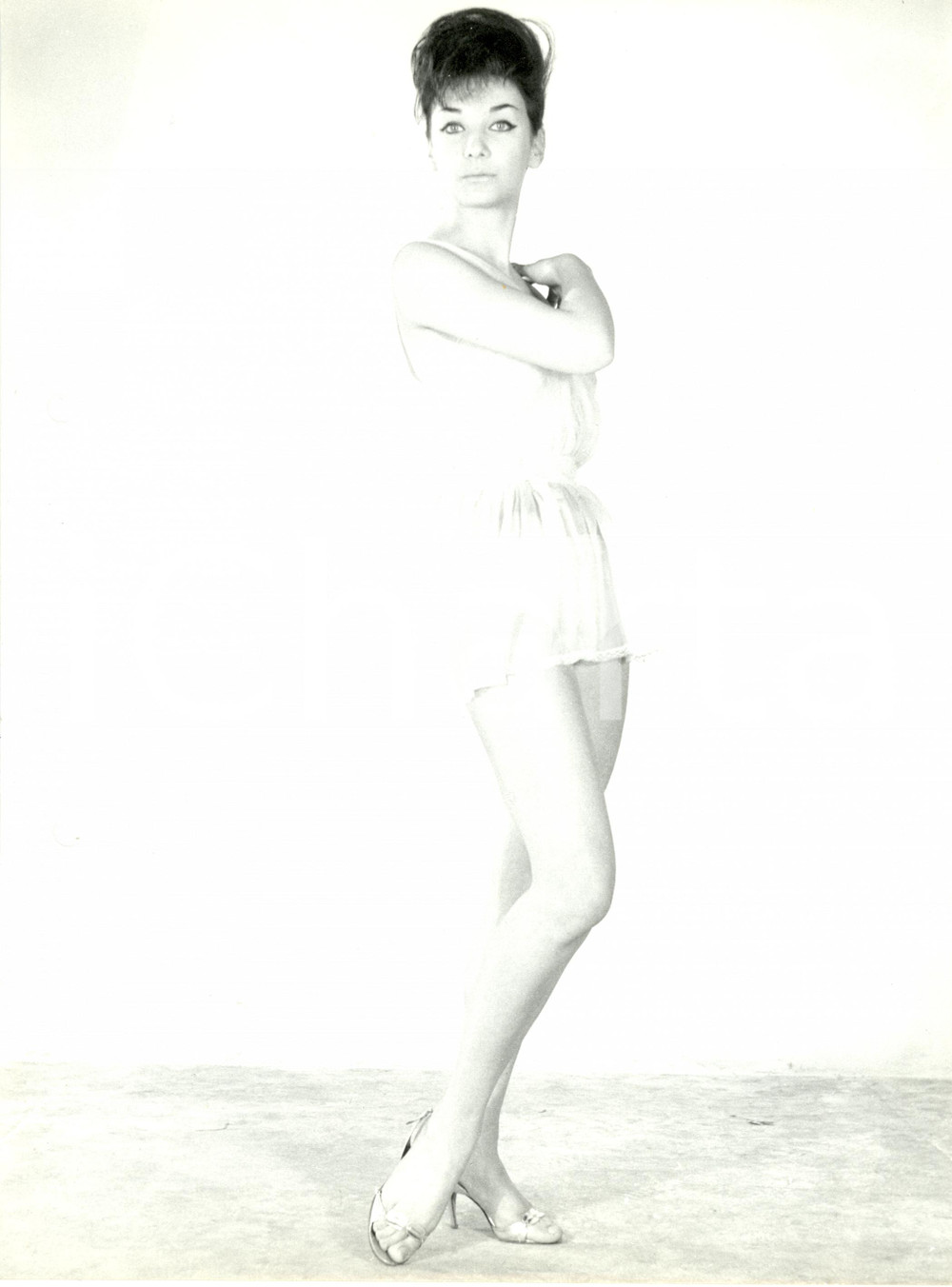 Fotografia d epoca originale 1960 ca MILANO MODA Modella posa con sottoveste trasparente Fotografia VINTAGE 1