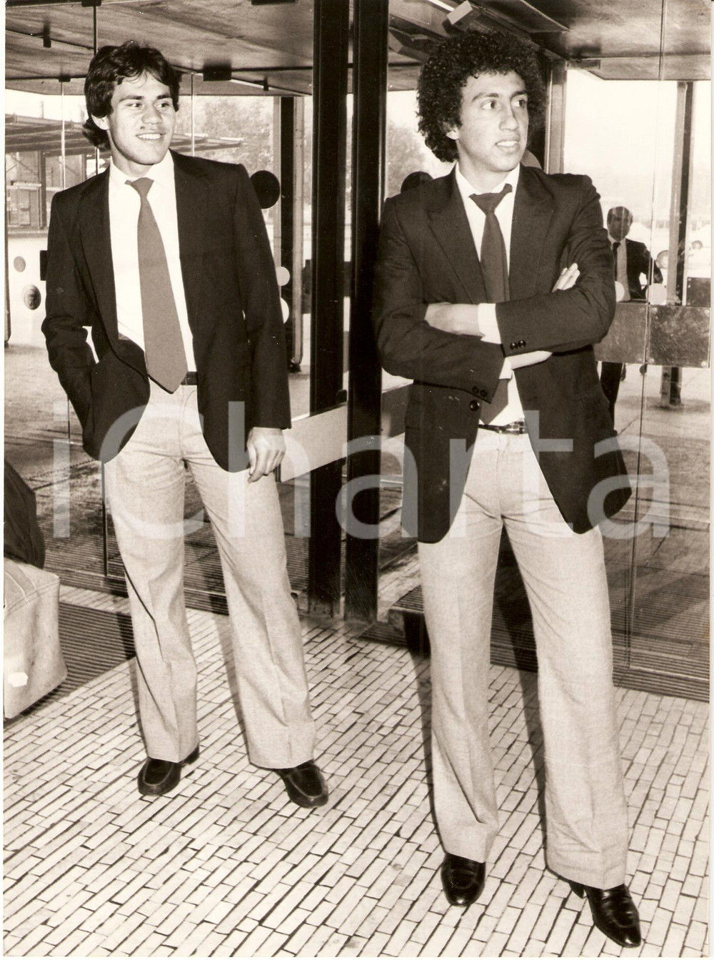 Fotografia d epoca originale 1980 URUGUAY Calcio MUNDIALITO Ruben PAZ Venancio RAMOS in aeroporto Fotografia 1