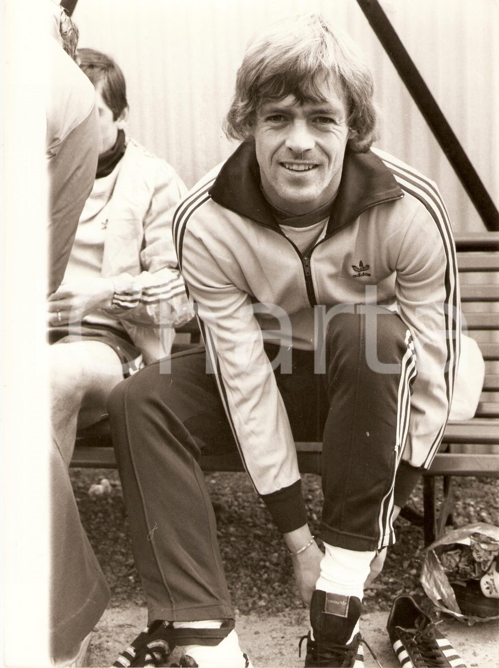 Fotografia d epoca originale 1975 ca OLANDA Calcio Nicolaas Johnny REP prova scarpe ADIDAS Fotografia 1