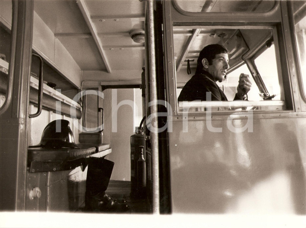 Fotografia d epoca originale 198O ca CIPRO Calcio NAZIONALE Herodotos KOUPANOS guida camion pompieri Foto 1