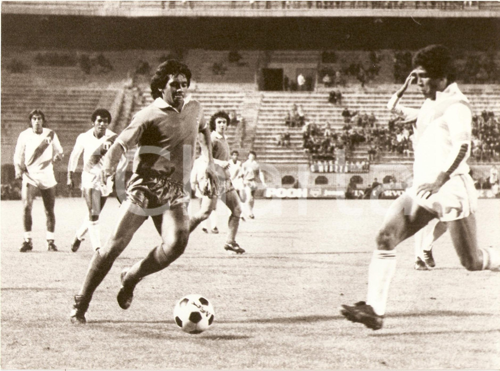 Fotografia d epoca originale 1980 circa CALCIO Attaccante BUGRE dribbla avversari Fotografia 1