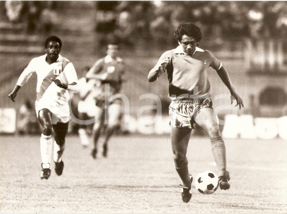 Fotografia d epoca originale 1980 circa CALCIO Attaccante BUGRE duranta una partita Fotografia 1