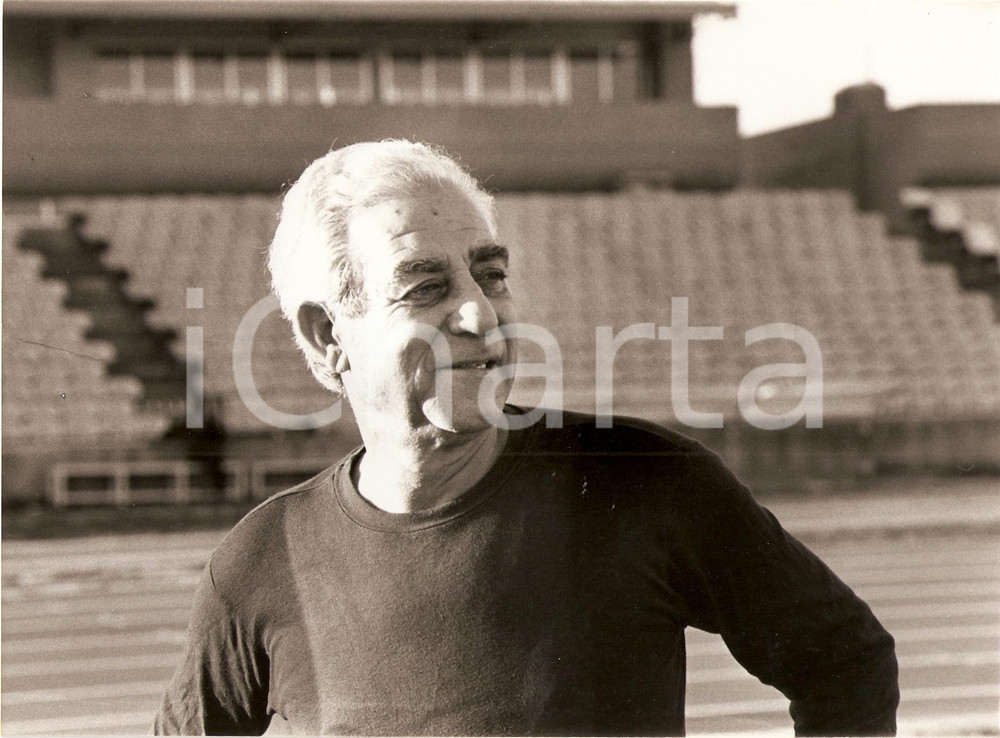 Fotografia d epoca originale 1982 MONDIALI Nazionale CIPRO Costas TALIANOS Allenatore Ritratto Fotografia 1