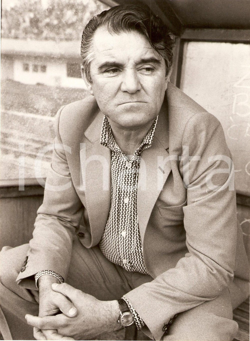 Fotografia d epoca originale 1980 ca JUGOSLAVIA Calcio Miljan MILJANIC guarda partita dalla panchina Foto 1