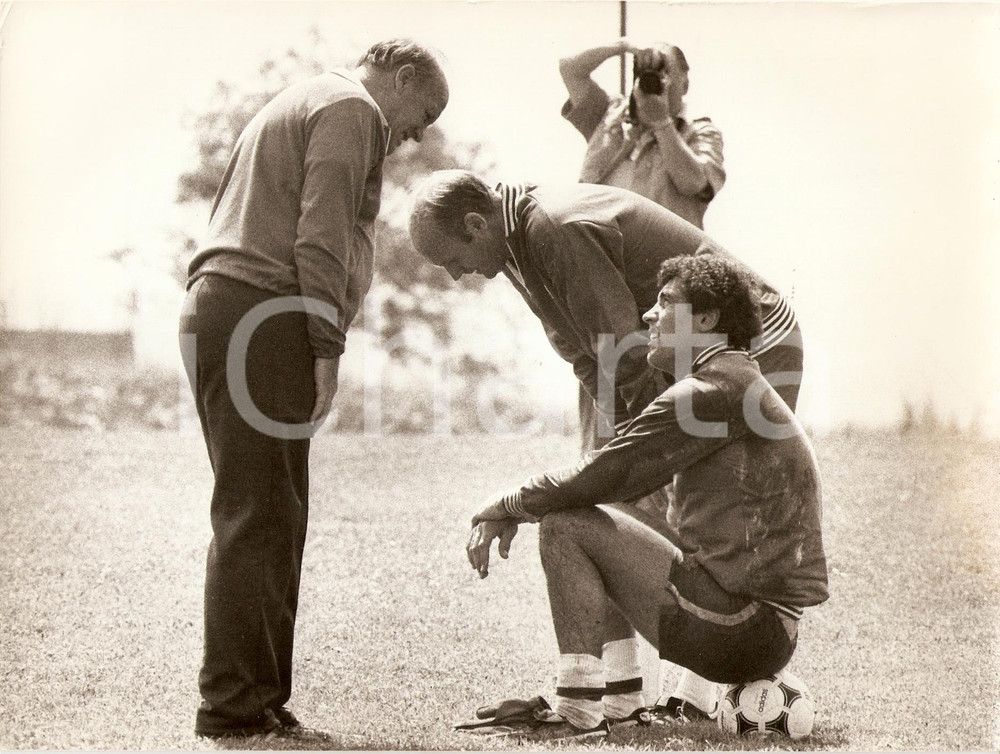 Fotografia d epoca originale 1980 ca INGHILTERRA Calcio Ron GREENWOOD Peter SHILTON durante allenamenti Foto 1