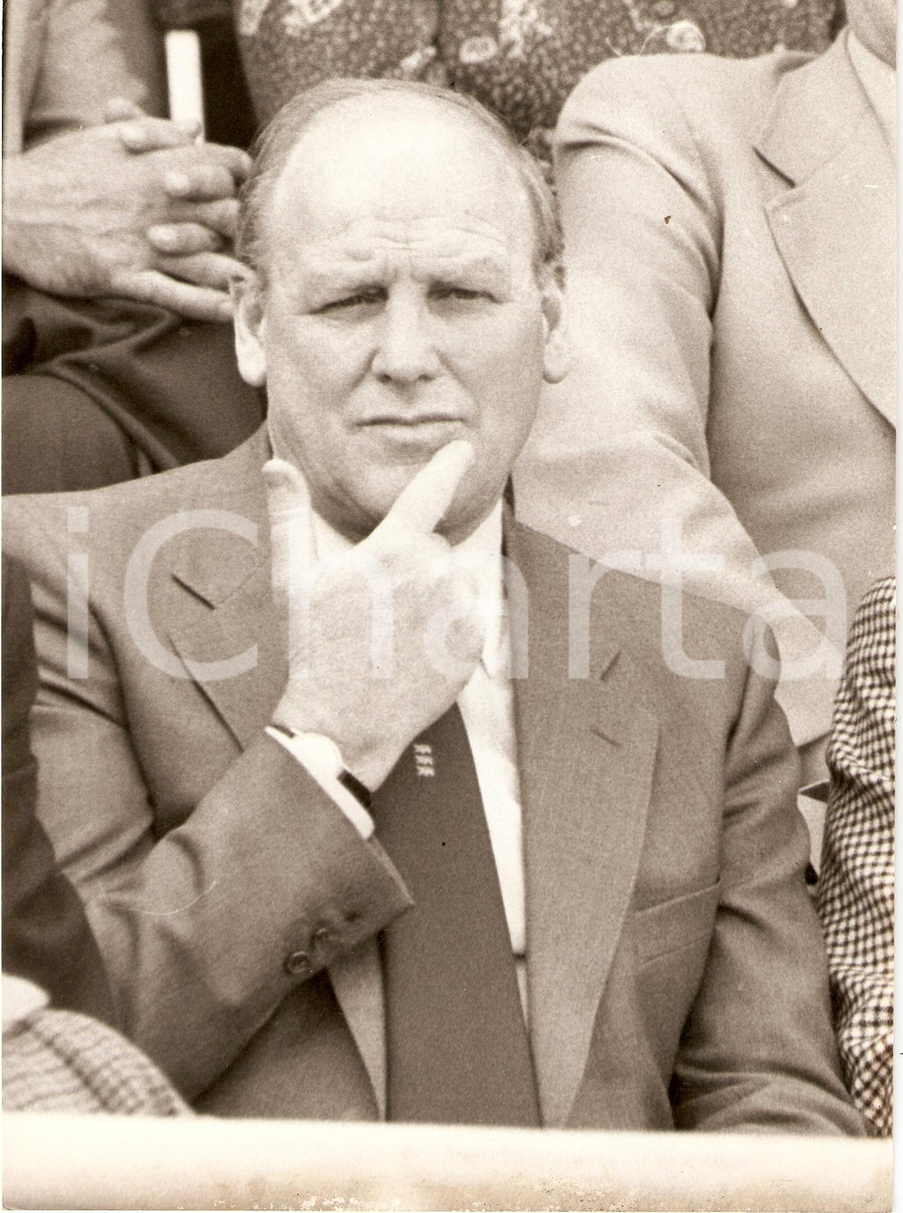 Fotografia d epoca originale 1980 ca INGHILTERRA Calcio NAZIONALE Ron GREENWOOD in tribuna Allenatore Foto 1