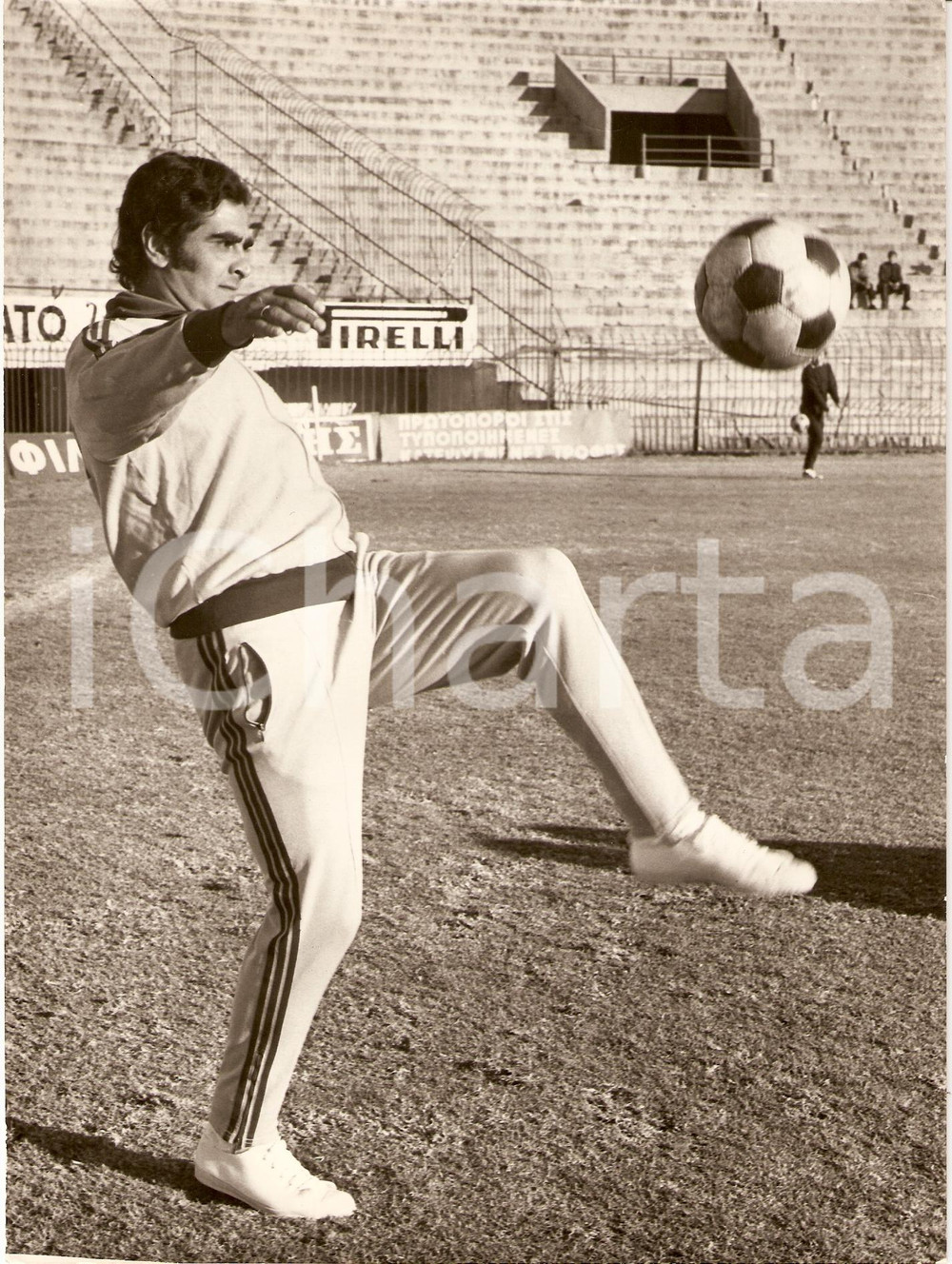 Fotografia d epoca originale 1960 ca URUGUAY Calcio NAZIONALE Luis CUBILLA palleggia Centrocampista Foto 1