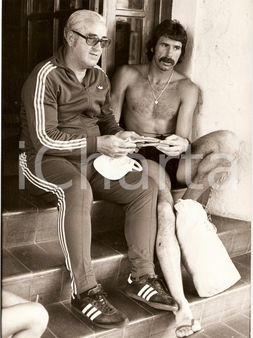 Fotografia d epoca originale 1980 ca URUGUAY Calcio Roque MASPOLI Rodolfo RODRIGUEZ scelgono guanti Portiere 1